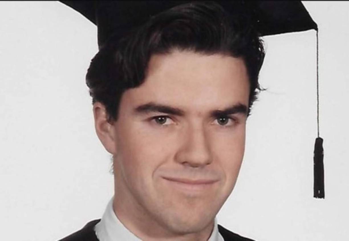 Se licenció en Economía en la Universidad de Barcelona. Además, antes de ser estrella de la música, tuvo un variado abanico de trabajos. Ejerció de botones, camarero, promotor, modelo y ejecutivo de una agencia de publicidad.