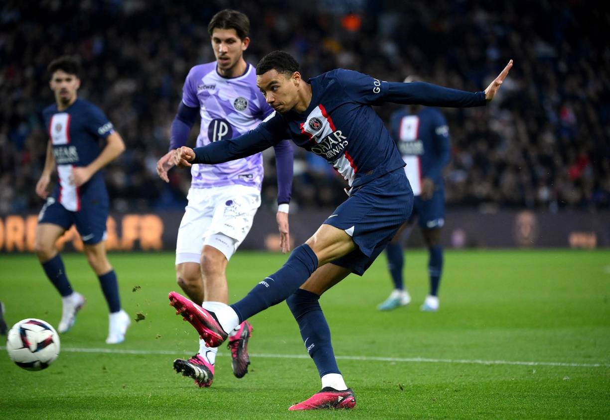 Ekitike - El joven delantero francés está cedido en el PSG del Stade Reims con una opción de compra, pero Galtier le ha dado minutos y seguramente jugará por Mbappé si no llega a recuperarse a tiempo.