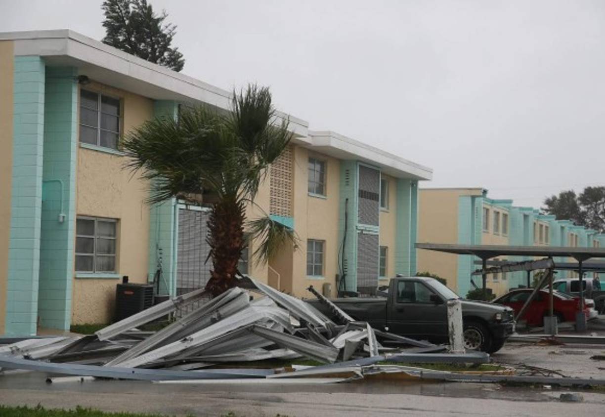 El viento y la lluvia provocaron destrozos en Cocoa Beach.