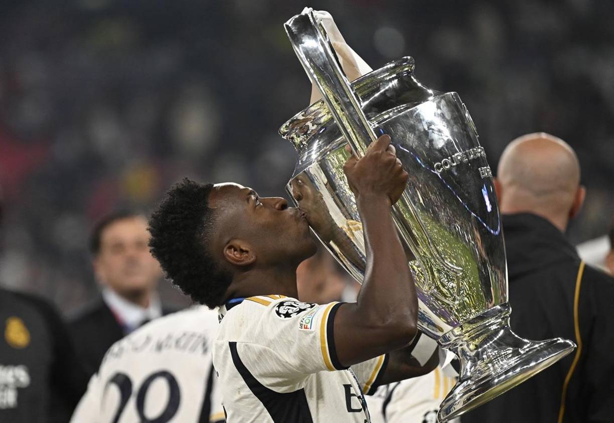 El beso de Vinicius a la ‘Orejona’.