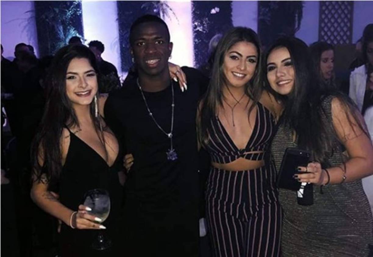 El joven jugador brasileño Vinicius Jr. tuvo una espectacular fiesta de despedida en Brasil antes de unirse a su nuevo equipo, el Real Madrid.