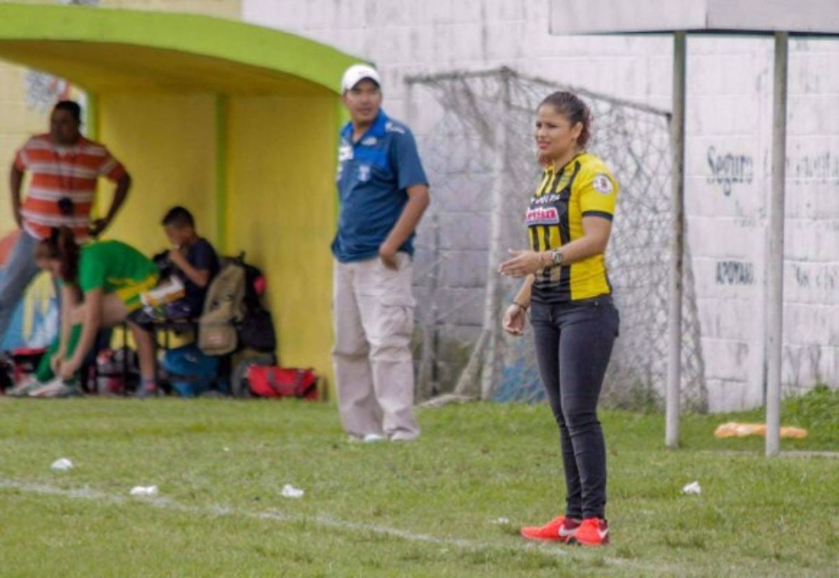 En el campo catracho admira a los jugadores Andy Nájar y Emilio Izaguirre. Waldina siempre pasa pendiente de su equipo.