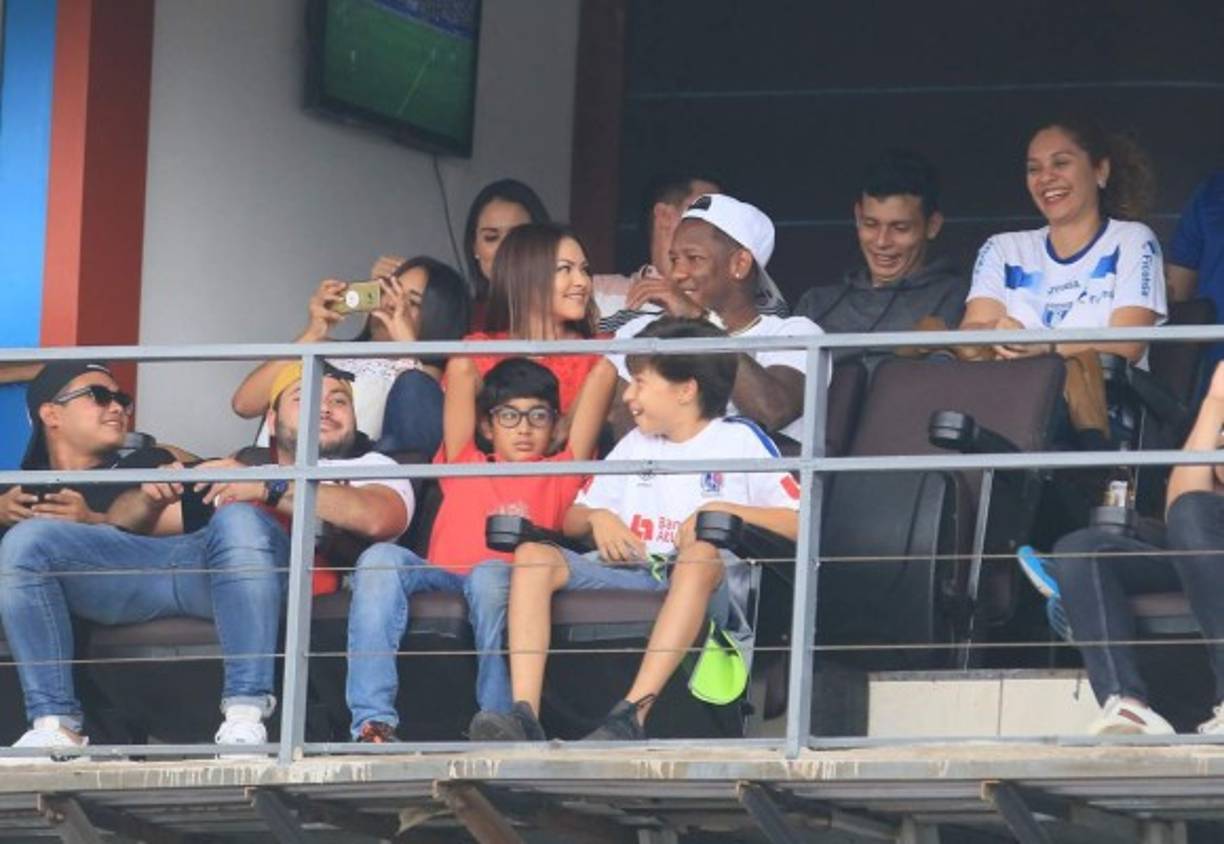 Romell Quioto, jugador del Houston Dynamo, llegó hoy al país y sorprendió al aparecer en el palco del estadio Nacional con su novia Jensy Malubi Paz para ver el partido del Olimpia ante la UPN. Tuvo partido la noche del sábado y viajó a Honduras tras jugar.