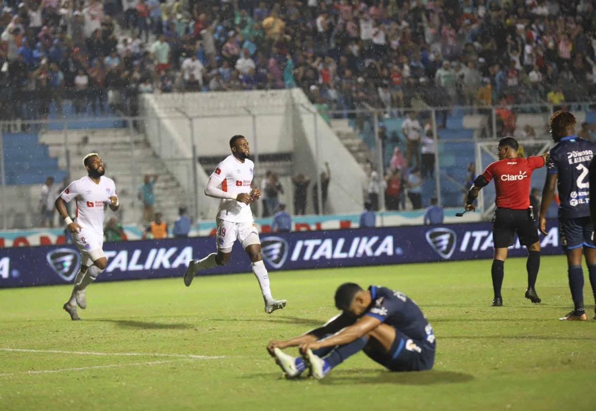Yustin Arboleda fue titular en el clásico y respondió con dos goles. 