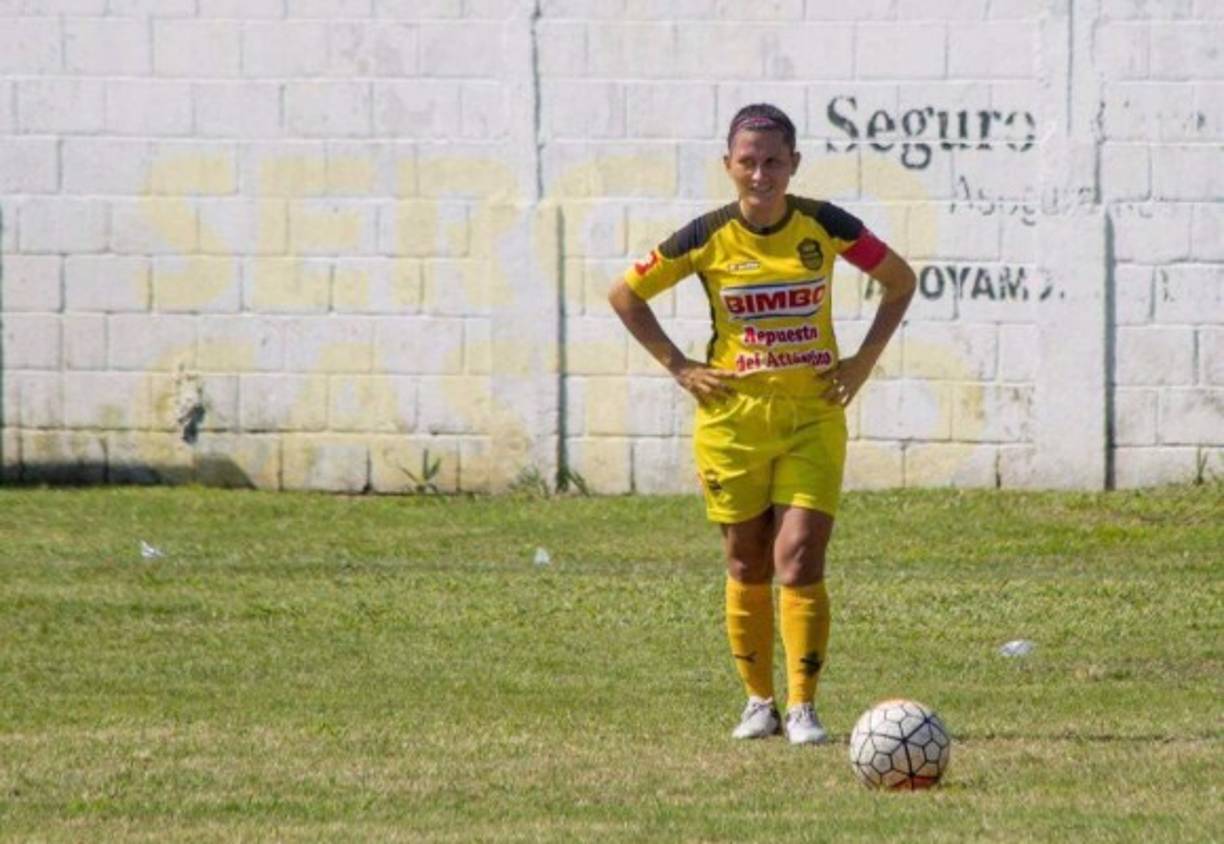 Ella es Izamar Hernández del Real España, la MVP de la Liga femenina. Waldina asegura que es una crack con el balón.
