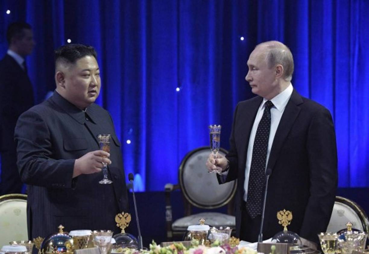 Luego de un brindis, Kim Jong Un degustó el borsch - una sopa de remolacha -, pelmenis con carne de reno (raviolis siberianos), ensalada de cangrejo del Pacífico, lomo de salmón con salsa de eneldo y carne de res horneada con berenjena. De postre hubo helado de manzanas con caramelo y tarta de chocolate.