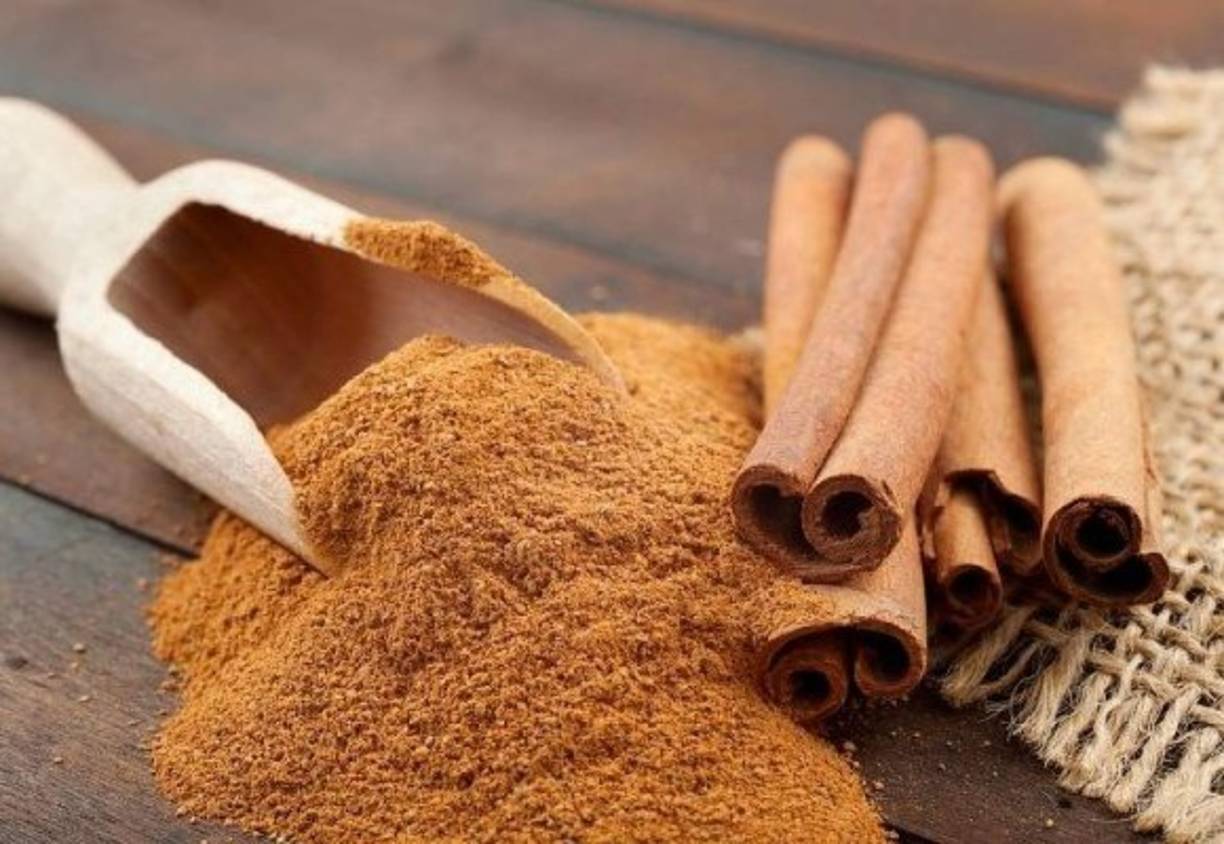 La canela es uno de los aromas afrodisíacos por excelencia. Su dulce olor junto con ese punto especial que la caracteriza hace que sea muy utilizada tanto a nivel culinario como en la elaboración de cosméticos. Sin embargo, ingerirla también tiene beneficios para el organismo.