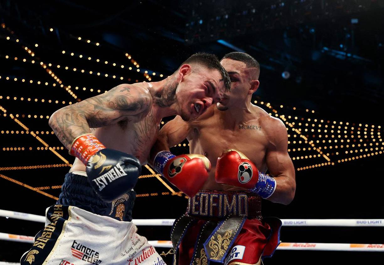 Teófimo López impactó este derechazo al rostro de George Kambosos que lo mandó a la lona.