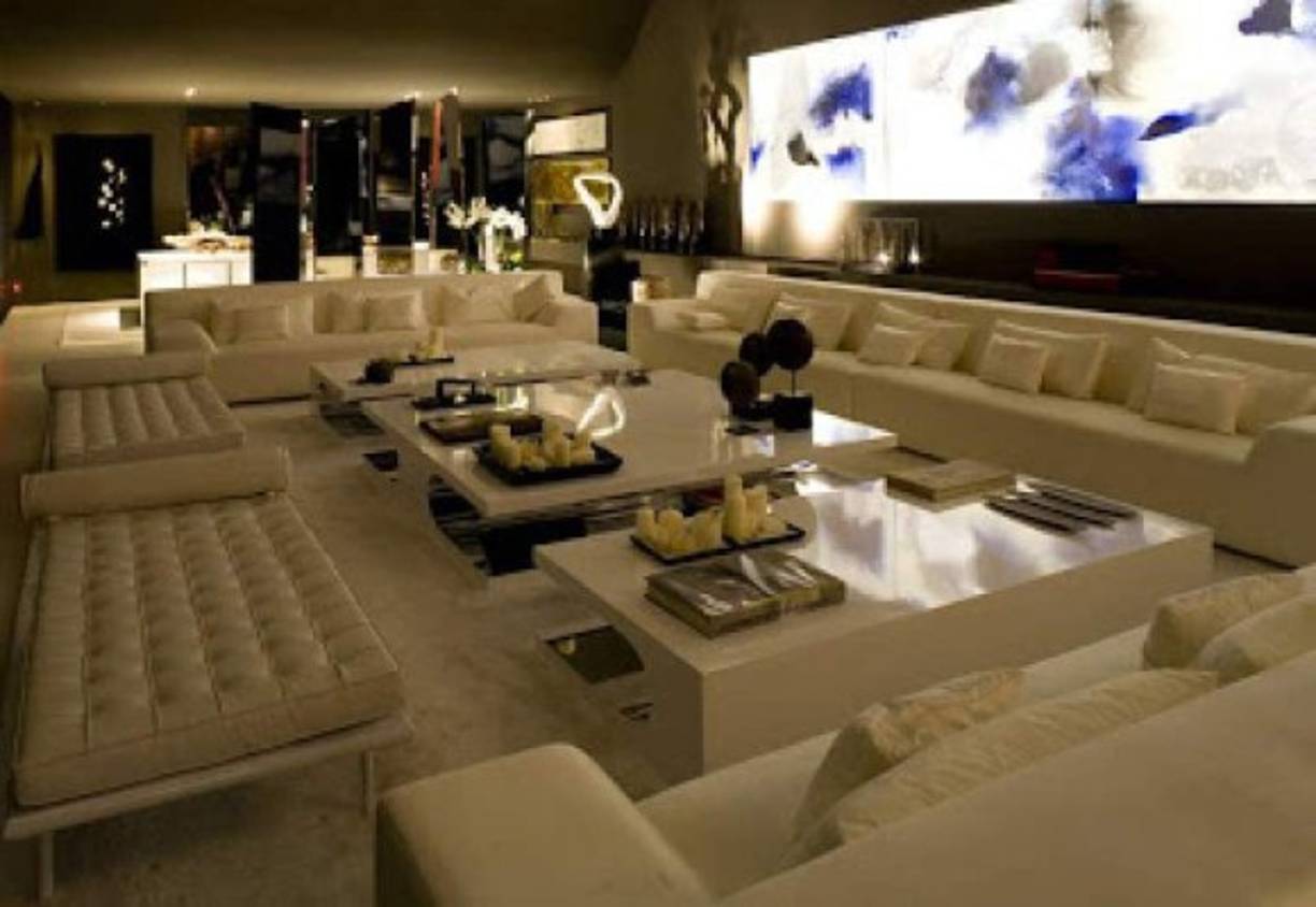 En el interior la mansión de Cristiano cuenta con 7 habitaciones, 5 de ellas suites, otra piscina para la temporada de invierno y 4 plazas de garaje.