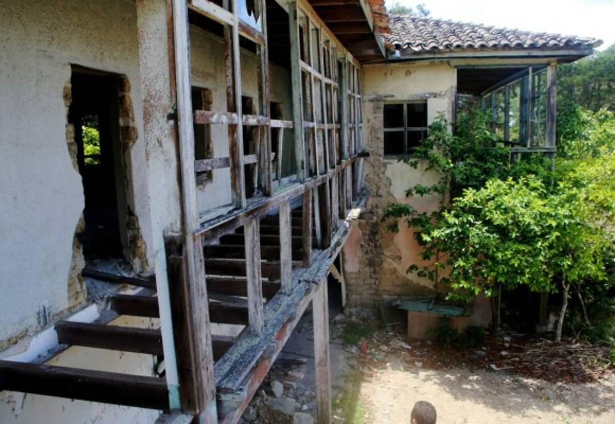 El cuerpo estaba cubierto con una túnica negra en el centro de un cuarto abandonado y le rodeaban cuatro candelas.