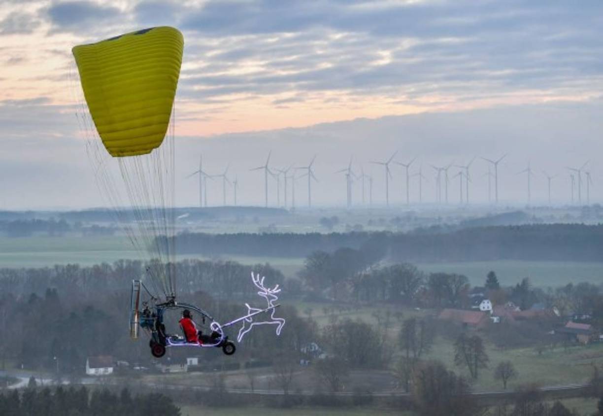 Holanda. El trineo moderno. Un hombre vestido de Santa Claus vuela un triciclo aéreo durante una exhibición en Ámsterdam.