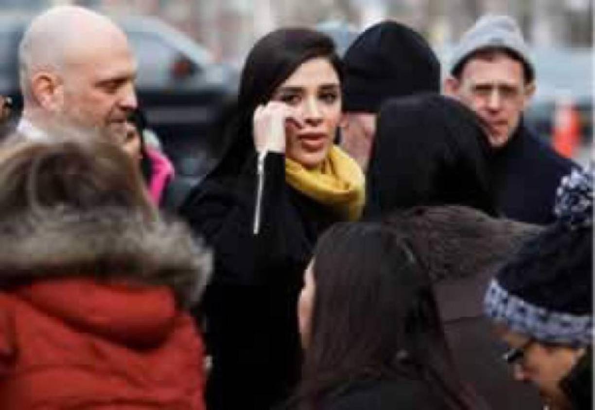 Vestida con un abrigo negro, un pañuelo amarillo al cuello, la joven Emma Coronel, una exreina de belleza de 27 años y madre de mellizos que son hijos de 'El Chapo', viajó desde México para asistir a la audiencia de su marido de 59 años en una corte federal de Brooklyn, constató la AFP.<br/>