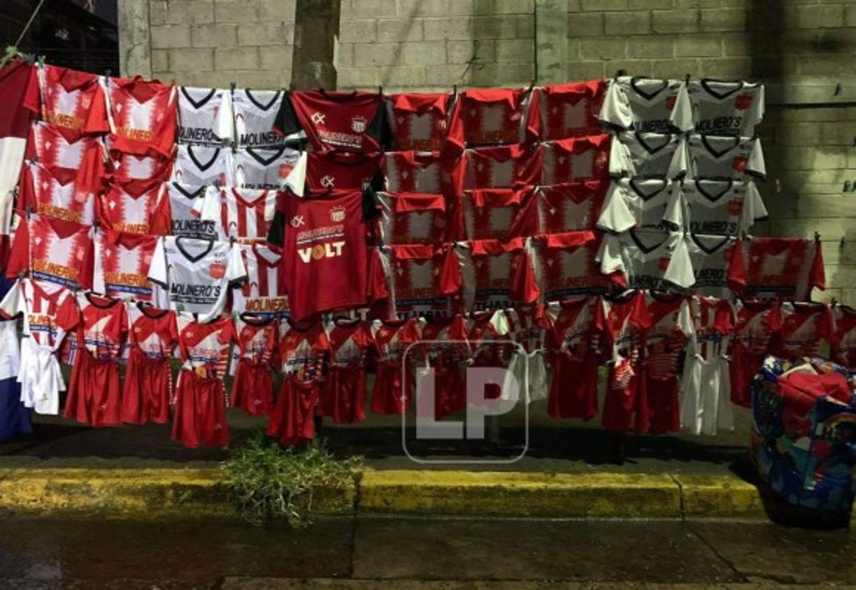En las afueras del estadio Ceibeño no podía faltar la venta de la camiseta del Vida.