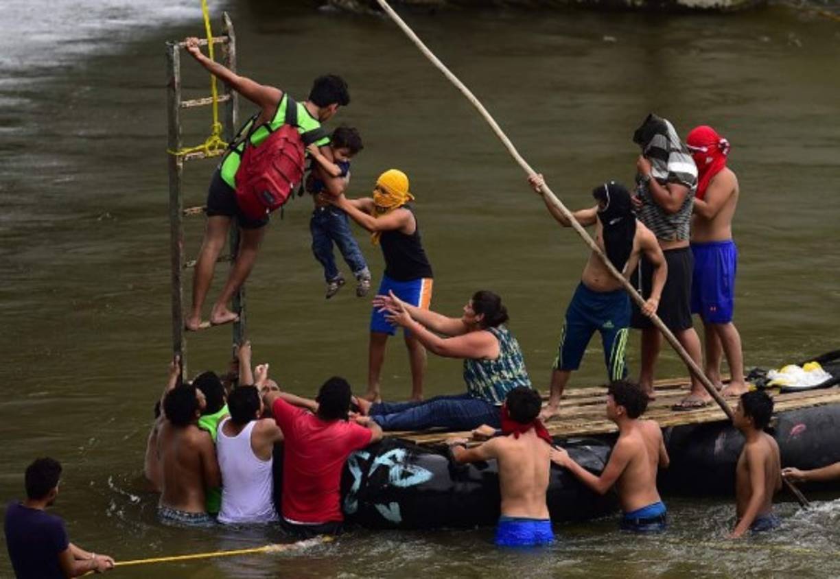 No importando el riesgo, los hondureños se atrevieron a cruzar el río Suchiate entre Guatemala y México. En esta fotografías se observa como hasta niños son arriesgados en esta travesía.