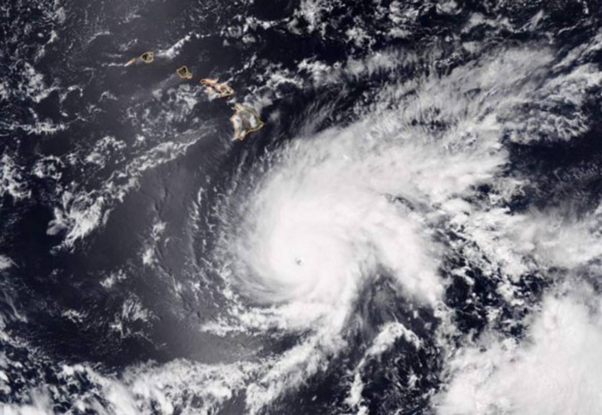 Los huracanes rara vez tocan tierra en Hawái, donde la última gran tormenta en azotar el estado se registró hace casi tres décadas, cuando el huracán Iniki llegó a la isla de Kauai, dejando seis personas muertas y causando daños por miles de millones de dólares.
