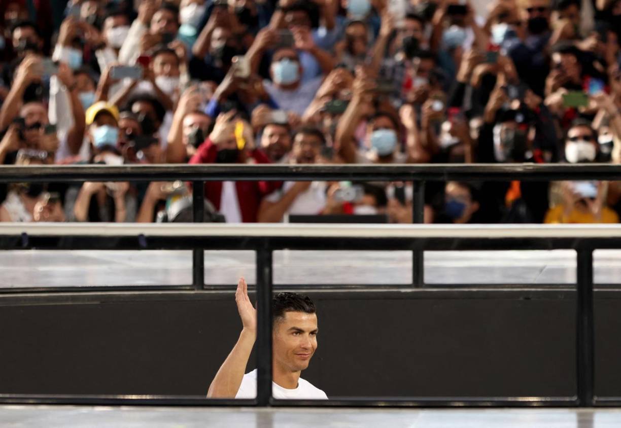 El delantero portugués disfrutó de un recibimiento multitudinario en Emiratos Árabes Unidos.