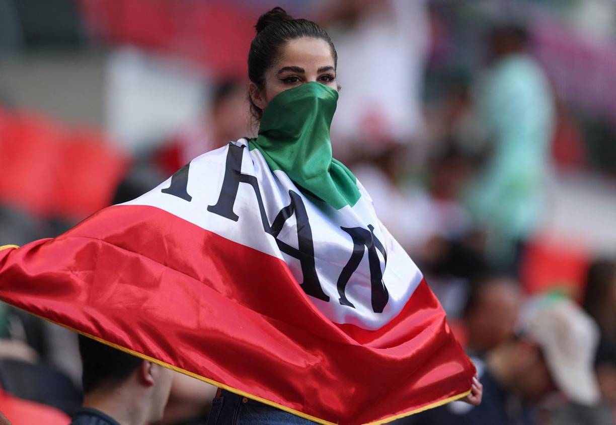 Esta bella aficionada iraní mostró su apoyo a la selección de Irán en el partido ante Gales.