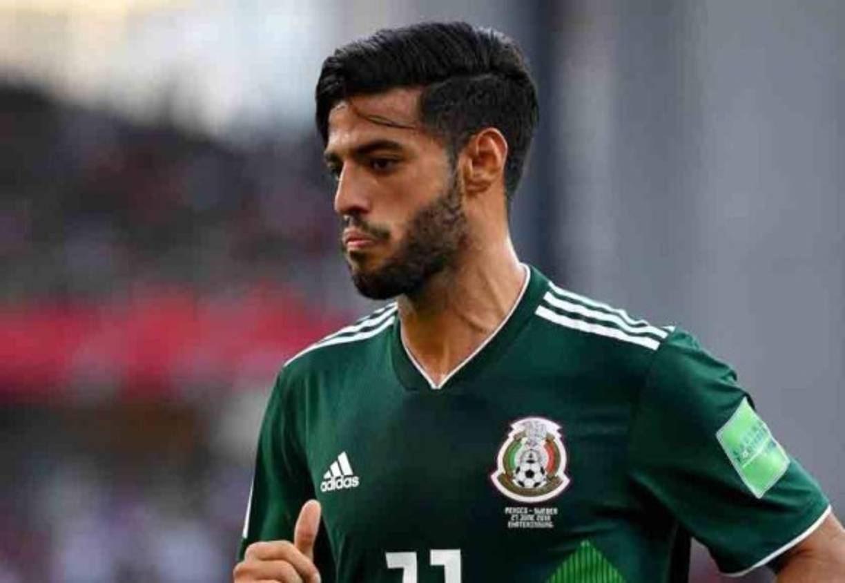 Carlos Vela cuenta con 29 años de edad y está casado, además de tener un hijo. Hoy se encuentra metido en problemas por los supuestos mensajes que le habría hecho llegar a la transexual.