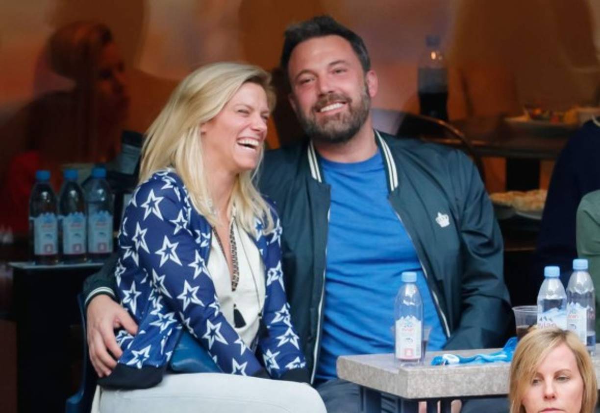 Lindsay Shookus<br/>En 2017, Affleck confirmó su relación con la productora de 'Saturday Night Live', Lindsay Shookus. 'Ella lo está disfrutando', dijo un colega de Shookus a The Post en ese momento. 'Ella nunca quiso estar frente a la cámara, pero se siente cómoda recibiendo mucha atención'. Affleck y Shookus estuvieron intermitentes a lo largo de su relación, pero terminaron las cosas para siempre en 2019 debido a sus 'horarios agitados', según Entertainment Tonight.<br/>
