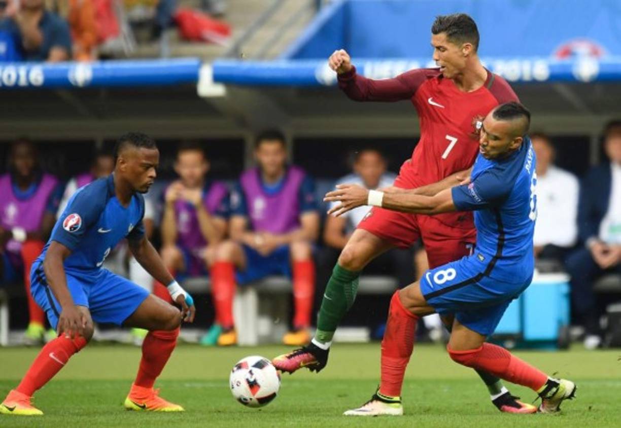 El defensa Patrice Evra (I) y Dimitri Payet (D) pelean el balón a CR7, fue ahí donde recibe el golpe.