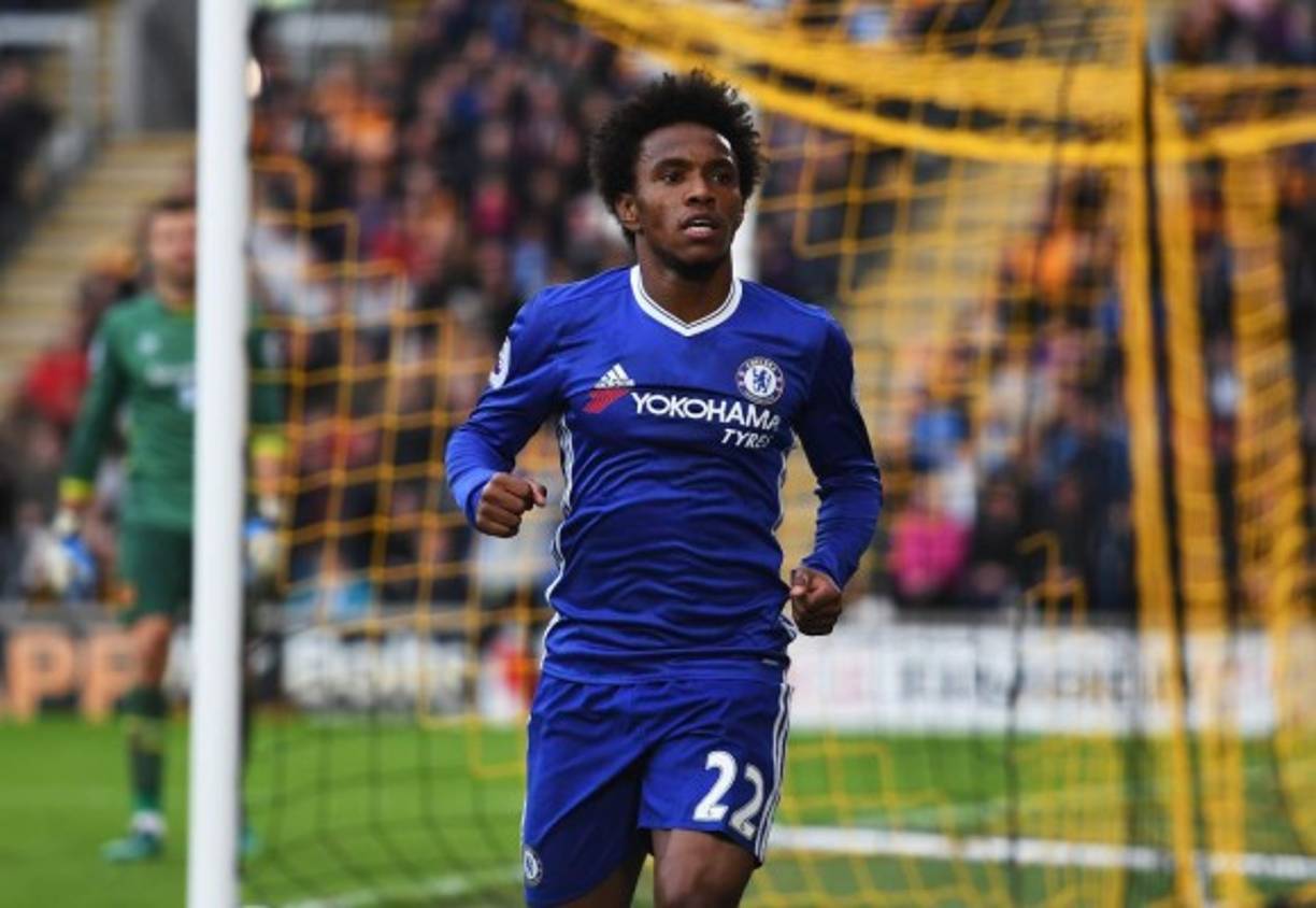 El futbolista del Chelsea, Willian da Silva, podría entrar en la lista de transferibles para el club londinense este verano. Según apunta 'The Sun', el técnico Antonio Conte no contaría con el futbolista la próxima temporada tras los pocos partidos que ha disputado esta campaña (menos de la mitad del total en la Premier). La venta de William podría significar un ingreso para las futuras operaciones del conjunto 'blue' en el mercado.