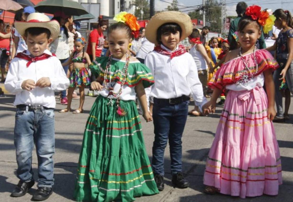 Los trajes típicos fueron de los preferidos por los escolares.