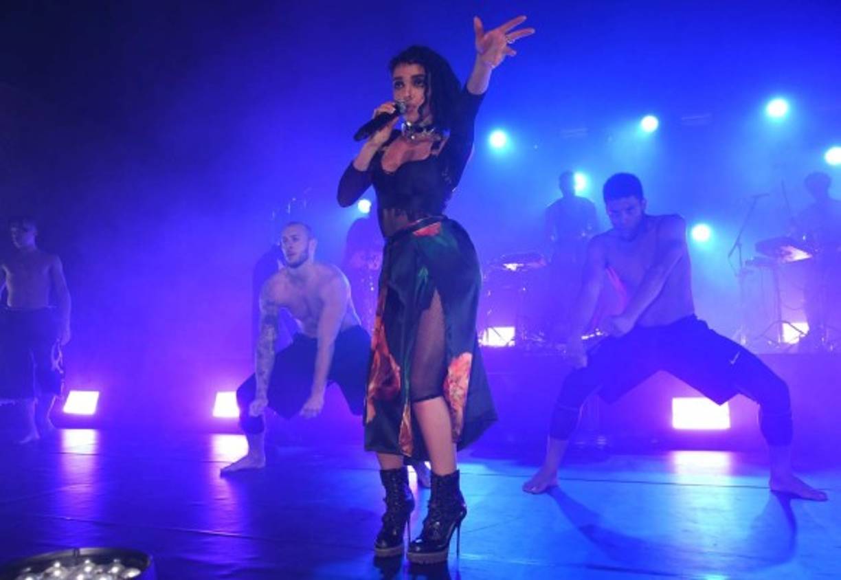 La joven de 27 años desbordó sensualidad al hacer complejos movimientos de baile mientras cantaba algunos de sus hits.