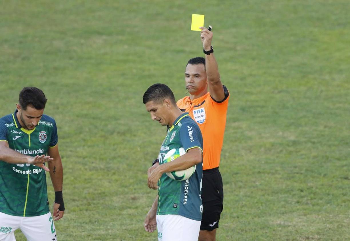 El Clásico Marathón-Motagua fue un partido con muchas tarjetas. El árbitro Nelson Salgado mostró hasta ocho cartulinas amarillas, cuatro a cada equipo.