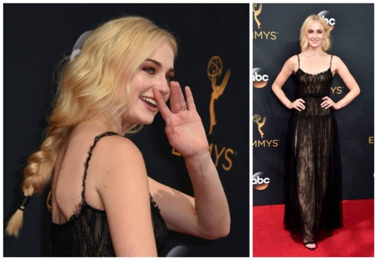 La actriz de Game of Thrones, Sophie Turner, lució un vestido de Valentino en la alfombra de los premios Emmy 2016.<br/>