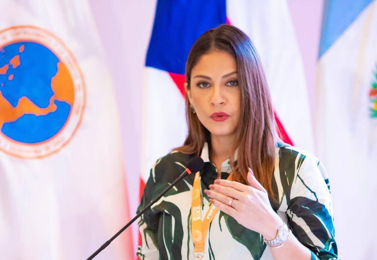 Ha sido unas de las congresistas liberales más afines a la bancada del partido de gobierno en el Congreso Nacional. 