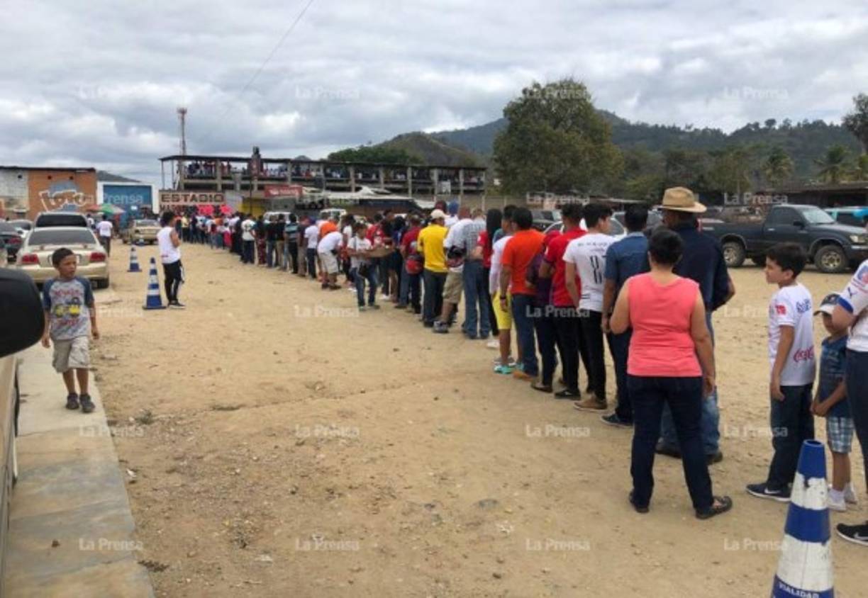 Y en el estadio Marcelo Tinoco de Danlí se vivió una locura deportiva con la llegada del Olimpia que se enfrentó al Real de Minas.