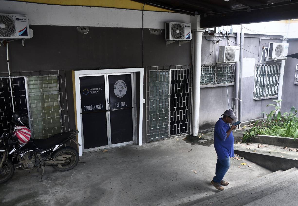 Las exhumaciones fueron realizadas por expertos en cuestión de horas, aunque los protocolos internacionales exigen procedimientos más rigurosos.