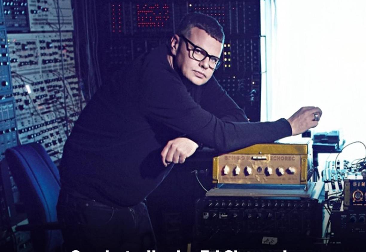 ABRIL <br />“No soy el más fan del frío, pero tampoco del calor intenso. Creo que abril es uno de los mejores meses para caminar por Londres, sin sofocarte por el clima. Amo caminar, amo irme en Metro a muchos lugares, y el clima me hace sentir propenso a encerrarme o a destramparme y salir. La Primavera me encanta, significa florecer, renacer, disfrutar del sol. Amo el sol”. Ed Simons, integrante de The Chemical Brothers 