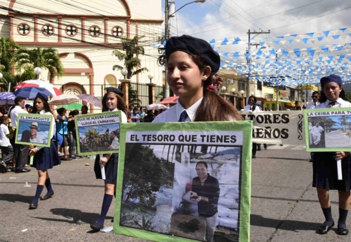 Un grupo de estudiantes muestran imágenes en La Ceiba, Atlántida, sobre el cantautor hondureño Guillermo Anderson quien fue uno de los personajes más homenajeados este jueves durante los festejos del 195 aniversario de la independencia de la Corona española.<br/>