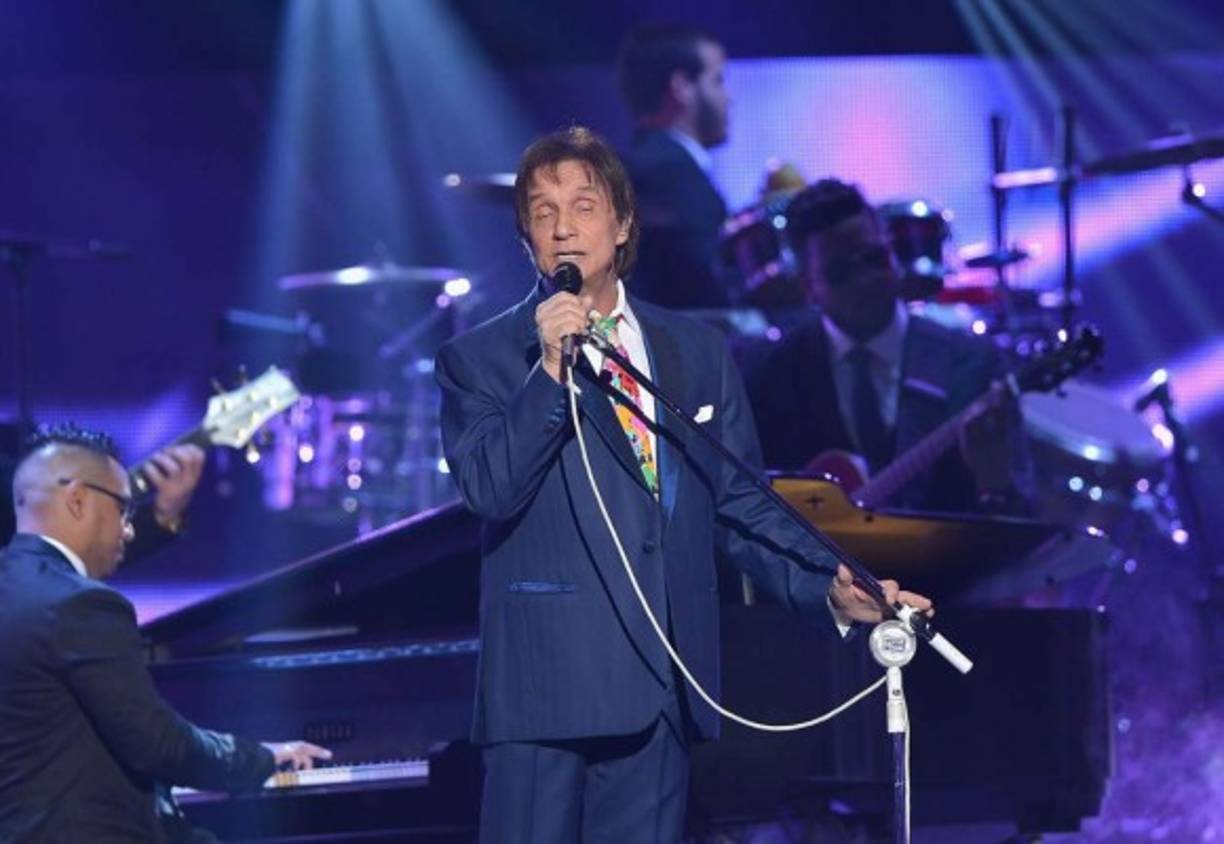 A sus 74 años el cantante brasileño Roberto Carlos revivió los sentimientos de varias generaciones con sus temas Qué será de ti y Un Millón de Amigos.