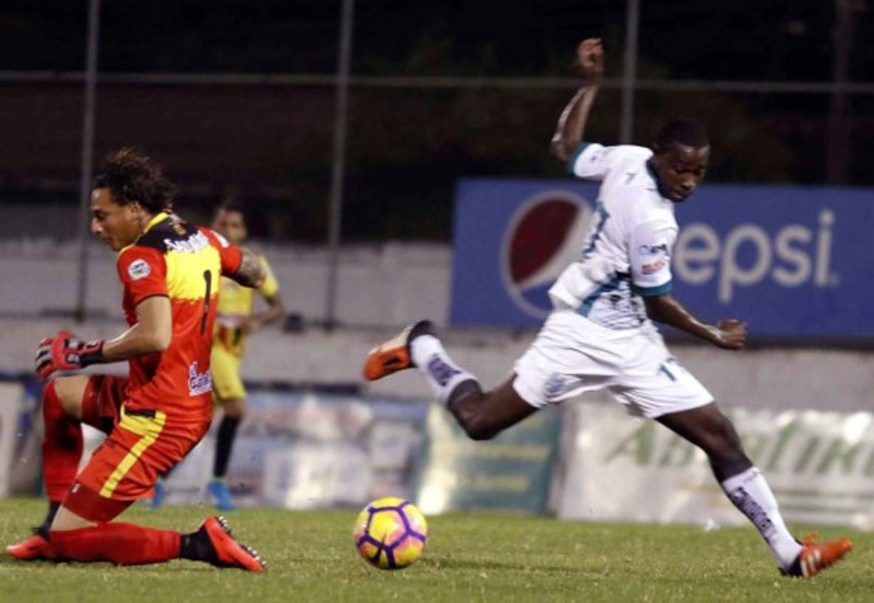 Roby Norales entró de cambio y realizó una gran jugada, se quitó a Kevin Hernández con esta acción en un mano a mano.