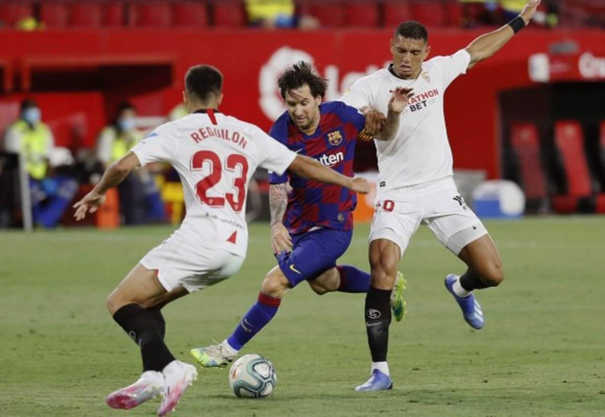 El equipo azulgrana sigue liderando el campeonato español, pero se queda a tres puntos del conjunto merengue, que podría arrebatarle el liderato el domingo si gana en el campo de la Real Sociedad.