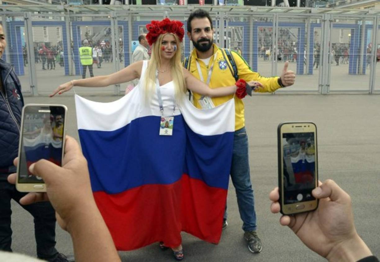 Esta bella aficionada robó miradas en el estadio y varios hinchas le pidieron fotos.