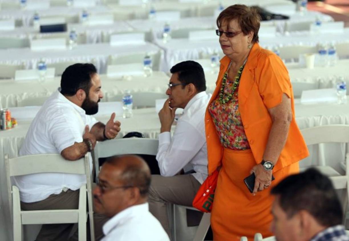 Los diputados del PAC, Luis Redondo y Walter Banegas, conversan al fondo de la fotografía mientras pasa la diputada Doris Gutiérrez, a quien de cariño le apodan 'la bailarina'.