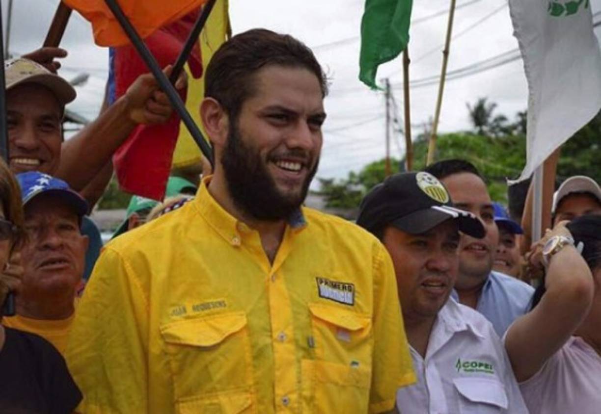 La organización política publicó un video de una cámara de seguridad en la que se observa al diputado junto a su hermana, Rafaela Requesens, quien es presidenta de la Federación de Centros de Estudiantes de la Universidad Central de Venezuela, cuando son llevados por los funcionarios.