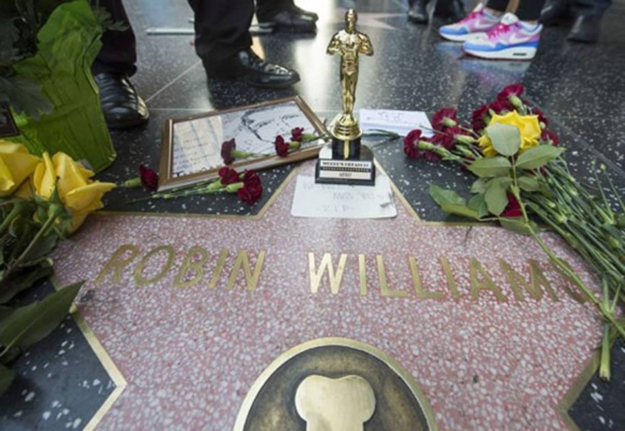 Tras conocerse la muerte del actor, sus fans acudieron hasta su estrella en el Paseo de la Fama de Hollywood para dejarle flores y rendirle homenaje.