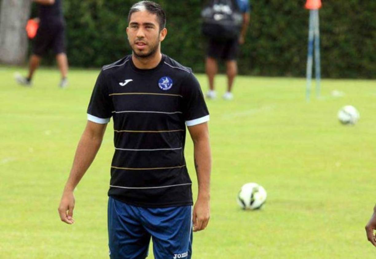 Formado en las inferiores de Racing Club de Avellaneda. Santiago Vergara debutó con Cipolletti, el 26 de agosto de 2012, en la victoria como local de su equipo por 3-0 sobre Defensores de Belgrano en Argentina.