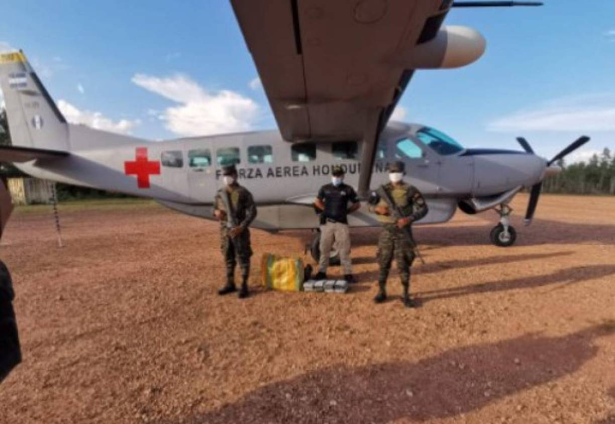 Coello indicó que además decomisaron un fardo de droga, cuya cantidad no especificó, un teléfono satelital, dos teléfonos móviles y varios recipientes con combustibles.