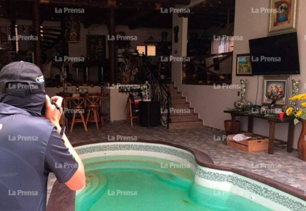 El acceso a la piscina de la casa de campo asegurada a Rosa Elena de Lobo ayer por el Ministerio Público que pasará a manos de la Oficina Administradora de Bienes Incautados (Oabi). El juicio oral y público continúa esta semana.