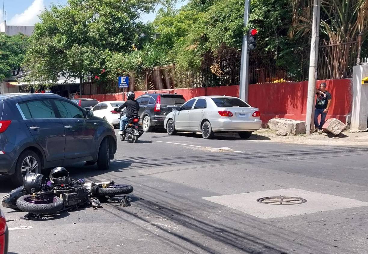 Serán las autoridades de Tránsito que constatarán cómo ocurrió este accidente, que, afortunadamente, no deja víctimas fatales. 