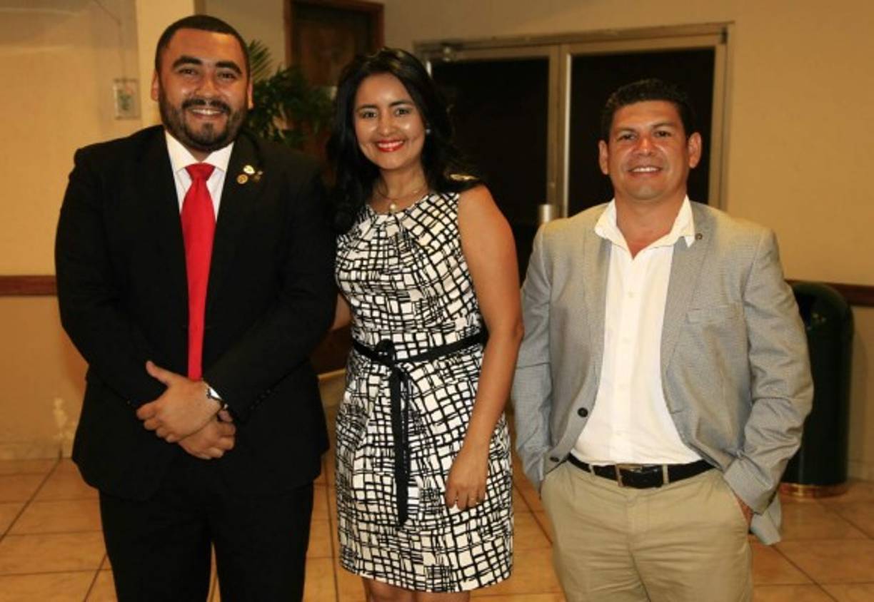 Sergio y Marlen Rivera con Manuel Medina.