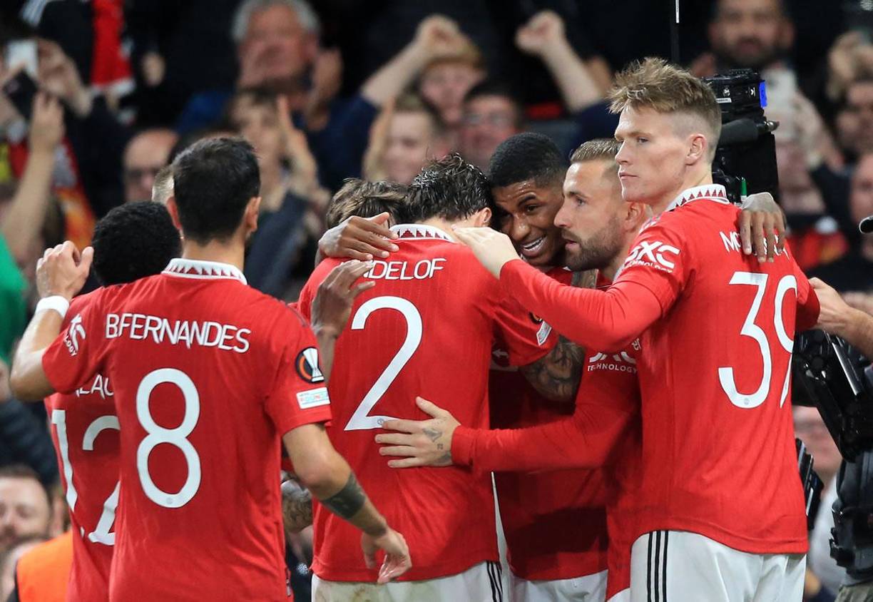 Jugadores del Manchester United celebrando el gol de Marcus Rashford que significó el 2-0.