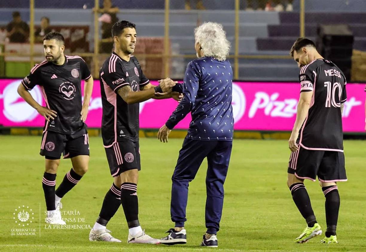 Jorge ‘Mágico’ González también saludó a Luis Suárez, Jordi Alba y Sergio Busquets.