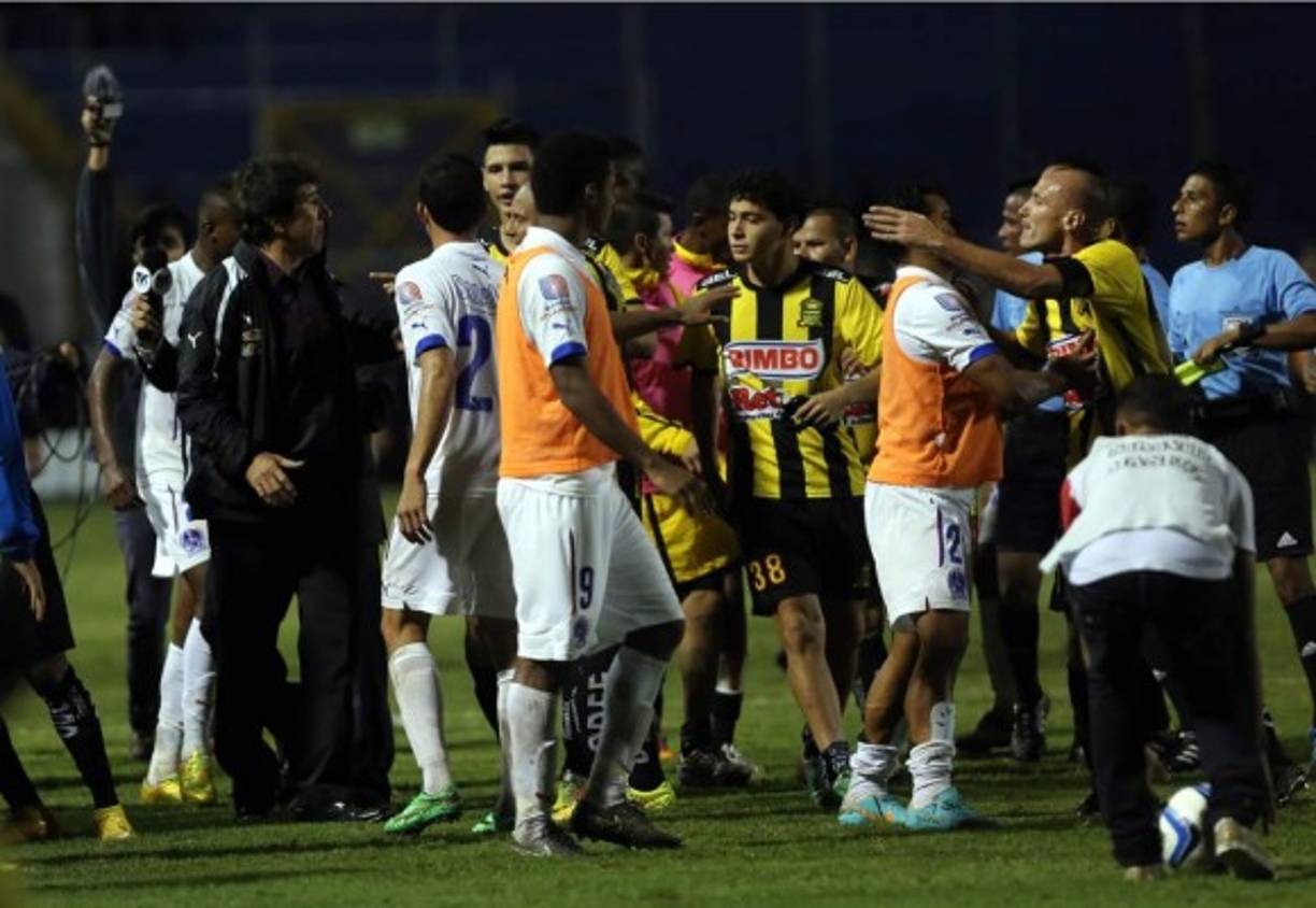 El clásico entre Olimpia y Real España finalizó con una batalla campal entre los jugadores.
