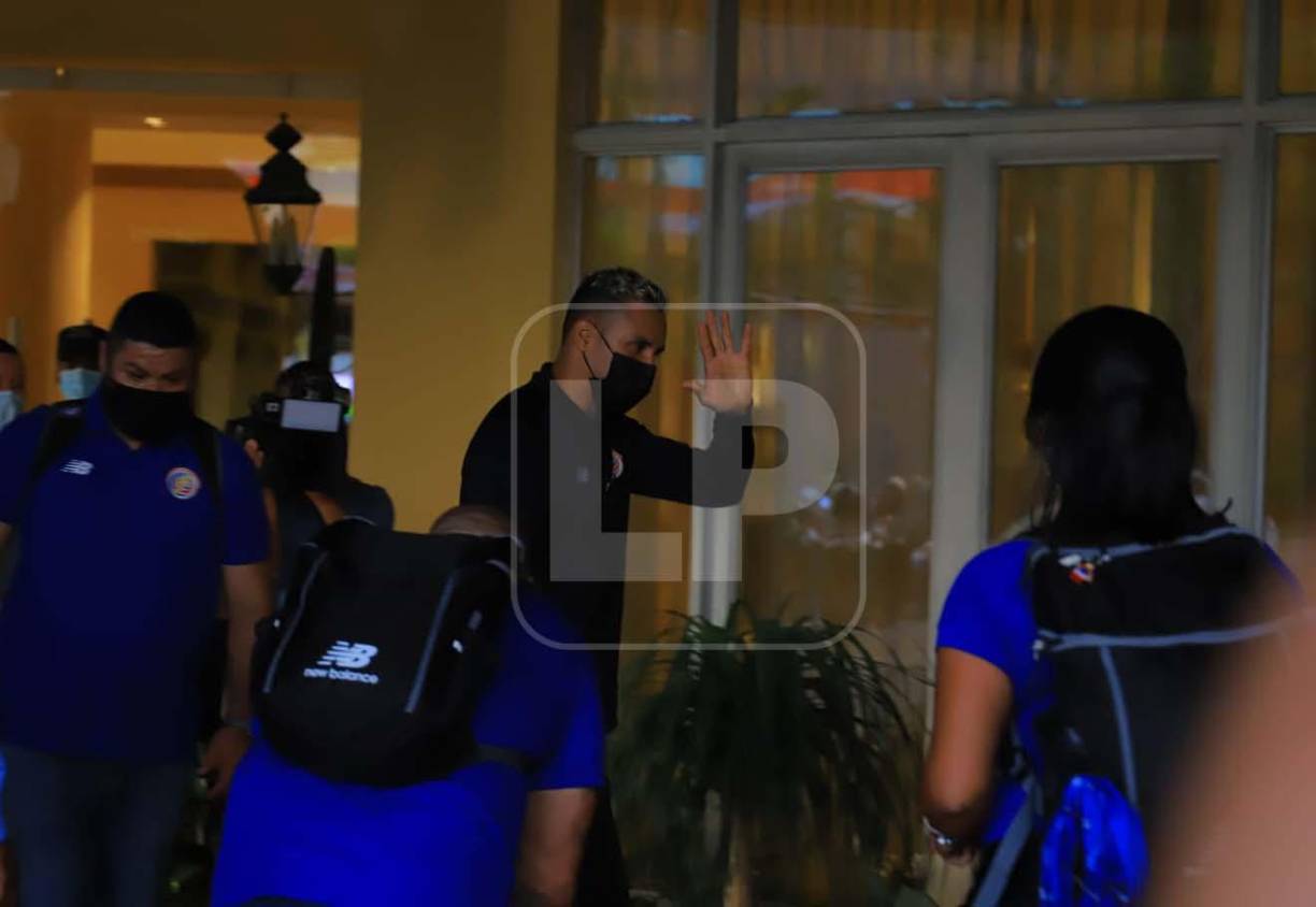 Luego en el hotel donde se instalaron, Keylor Navas se dio el tiempo de saludar a los que coreaban su nombre.